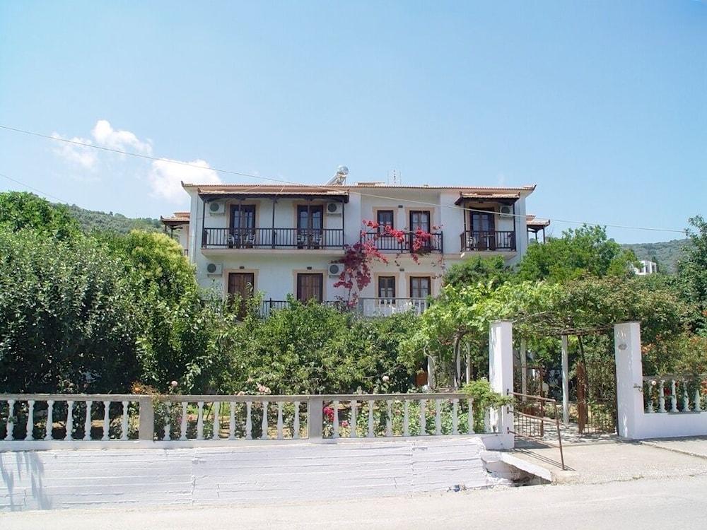 Guesthouse Christos Skopelos Eksteriør billede